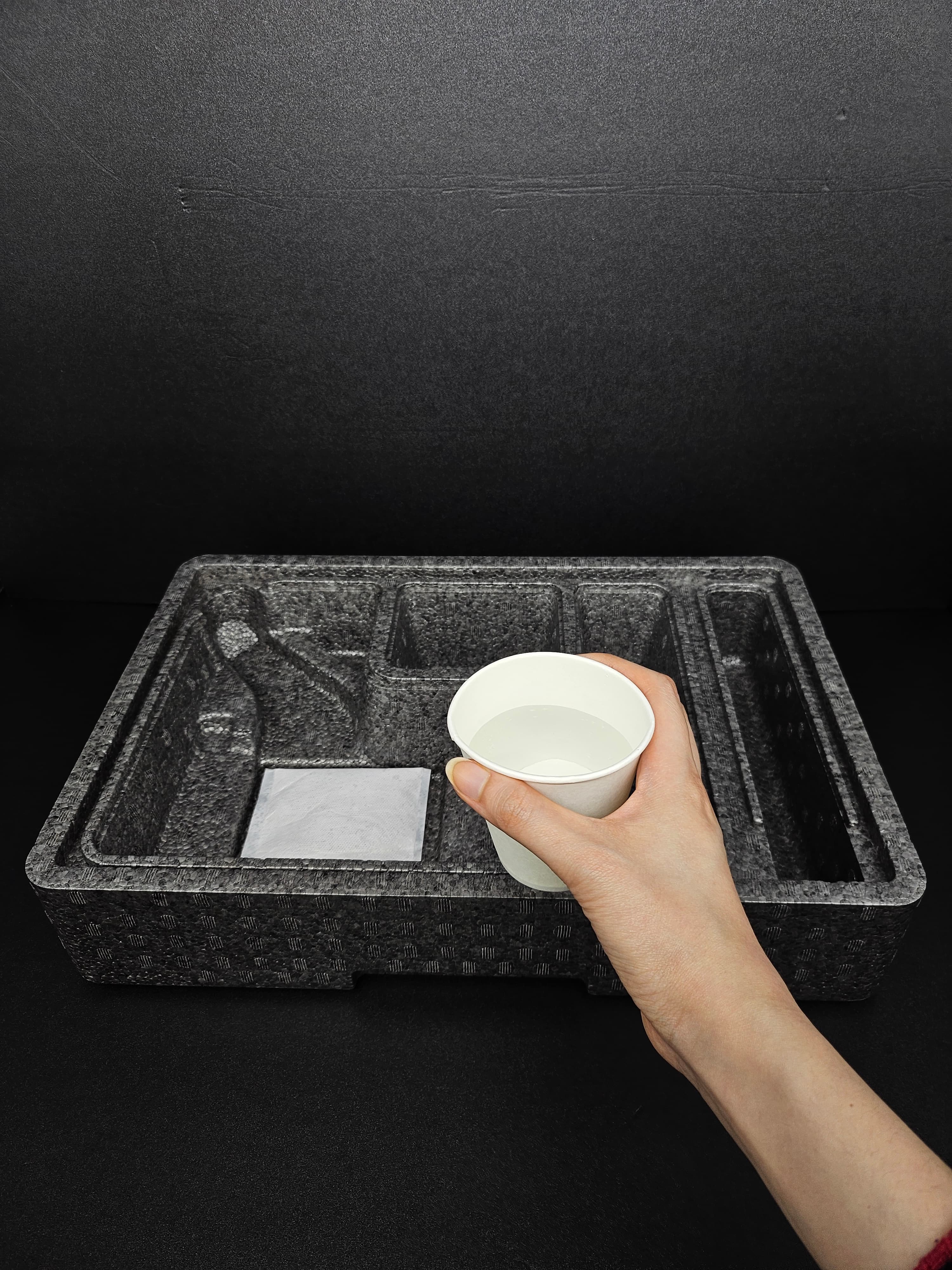 발열도시락 물 붓는 시연